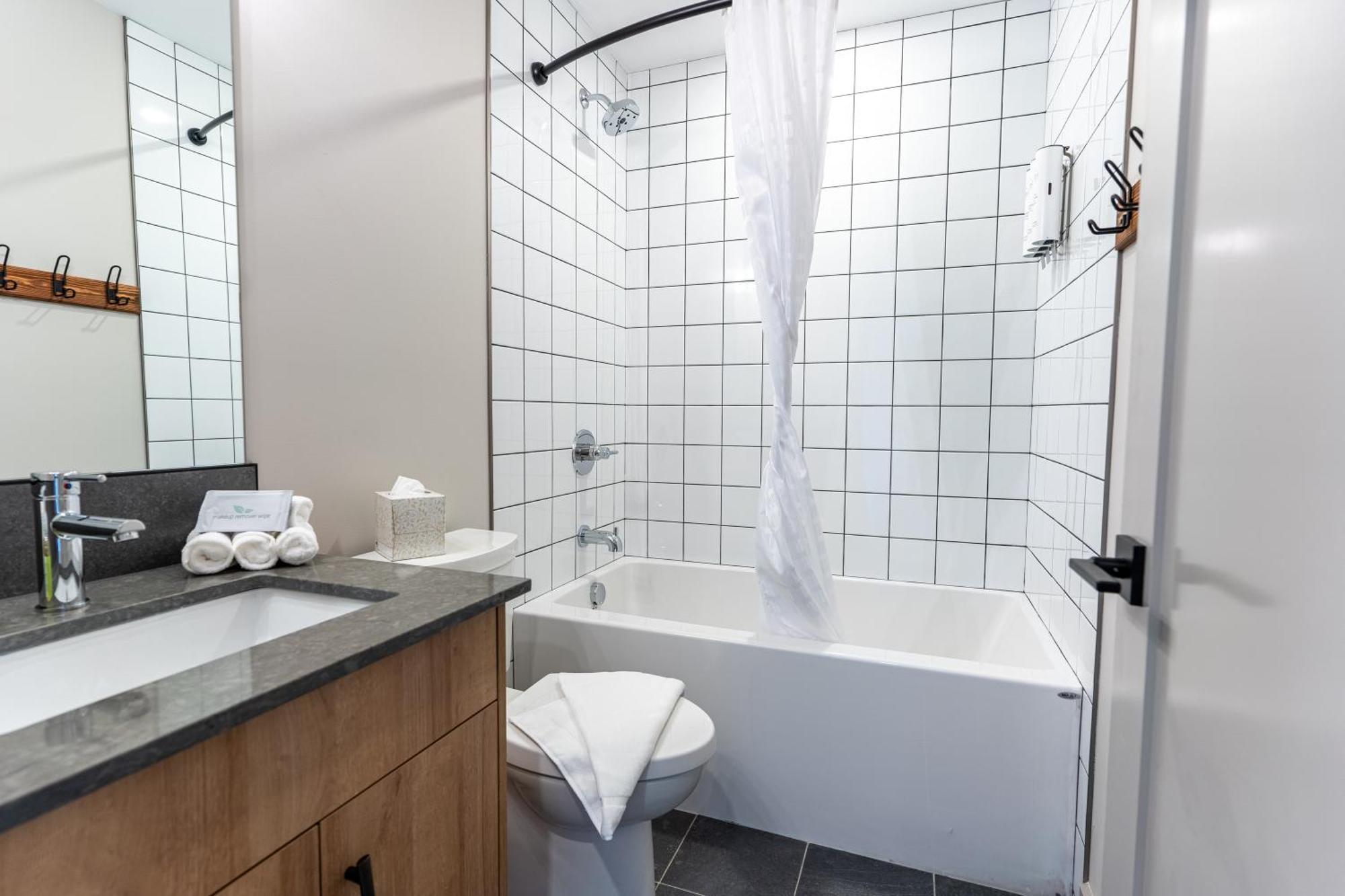 Basecamp Suites Revelstoke Εξωτερικό φωτογραφία